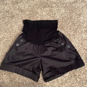 A Pea in the Pod 5” black maternity shorts with 2 front button pockets. Size: L